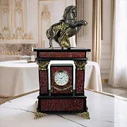 Подарочные каминные часы «Конь» из яшмы и долерита — фотография 1