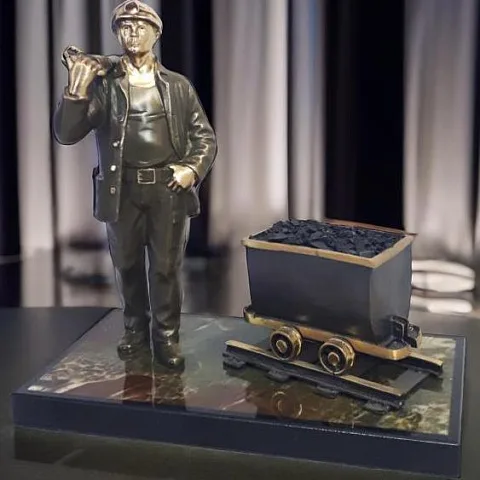 На память: Бронзовый сувенир «Шахтеру в подарок» с яшмой и долеритом