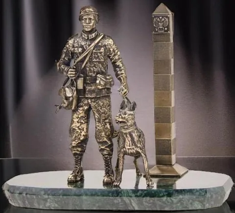 Бронзовая статуэтка «Пограничник», 165×105×195 мм — необычный подарок