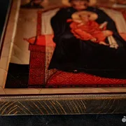 Икона "Богоматерь на престоле" — красивый подарок — фотография 5