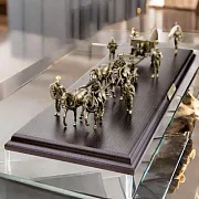 Диорама «Советская дивизионная артиллерия» из бронзы и ясеня, 1:35 — оригинальный подарок — фотография 1