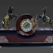 Каминные часы «Кони» из яшмы и долерита — оригинальный подарок — фотография 3