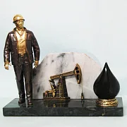 Подарочный бронзовый сувенир «Работник нефтяной промышленности» с качалкой — фотография 2