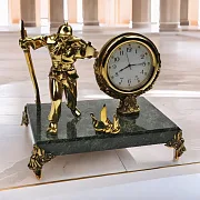 Подарочные настольные часы с фигурой пожарного на змеевике — фотография 1