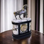 Каминные часы «Конь» из мрамора и долерита — красивый подарок — фотография 1