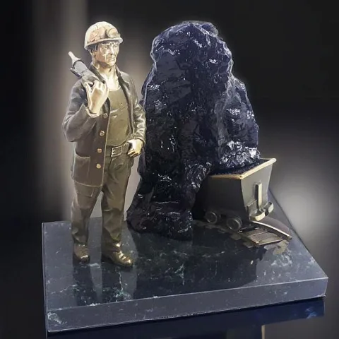 Бронзовый сувенир «Шахта» с шахтёром и вагонеткой в подарок