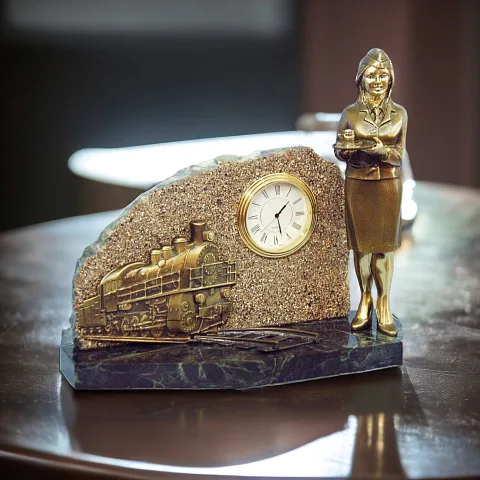 На память: Настольные часы «Счастливого пути» с проводницей