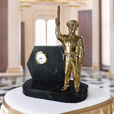 Часы «Инспектор ГИБДД» с фигурой — необычный подарок